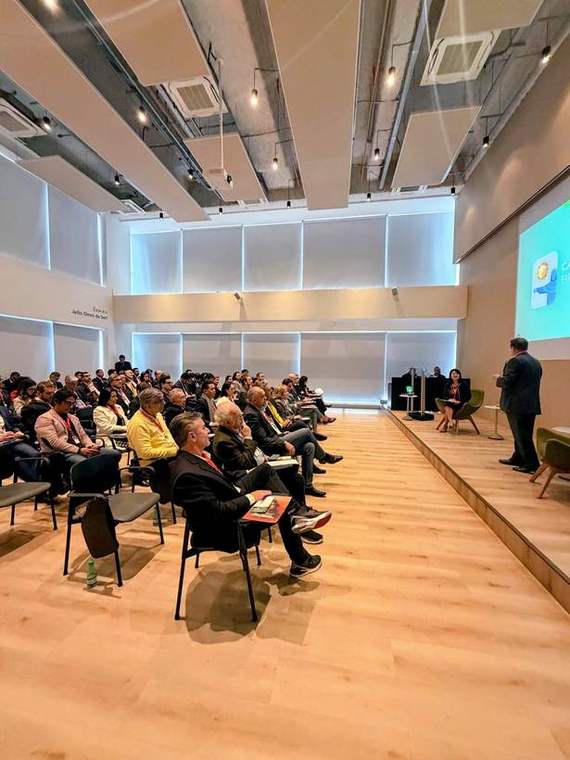 Palestra sobre melhoria contínua em auditório lotado