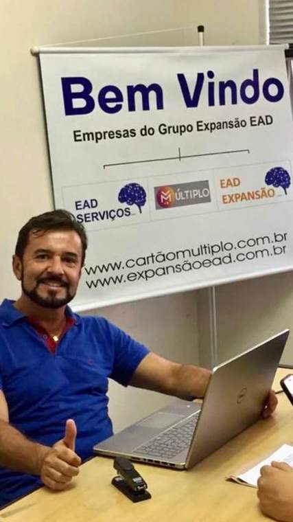 Recepção com o banner das empresas do Grupo Expansão EAD