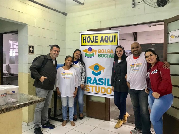 Equipe do Bolsa Social em ponto de atendimento do programa Brasil Estudos