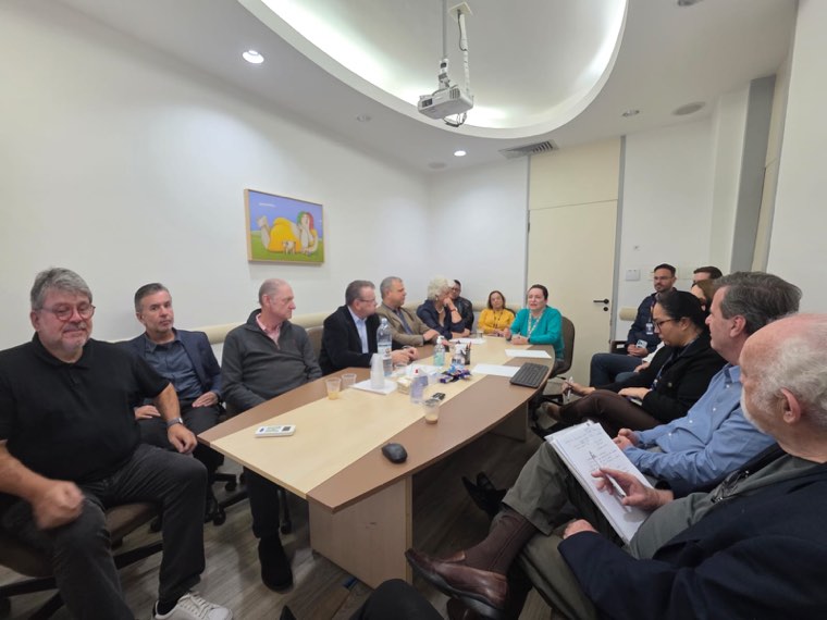 Reunião do conselho consultivo do ICr em sala de reuniões