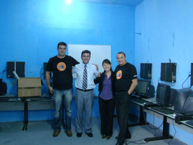 Laboratório de informática montado pelo Instituto Expansão