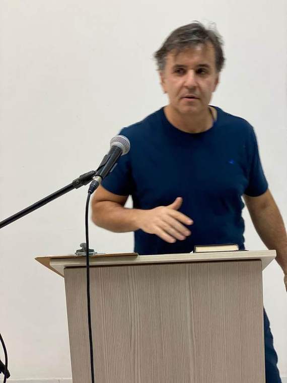 Aguinaldo Ribeiro discursando em púlpito