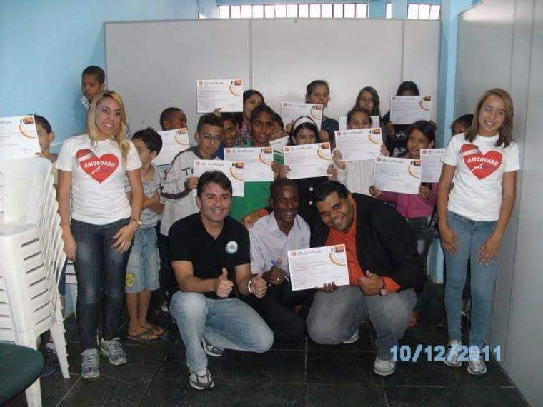 Turma de alunos do Instituto Expansão com certificados
